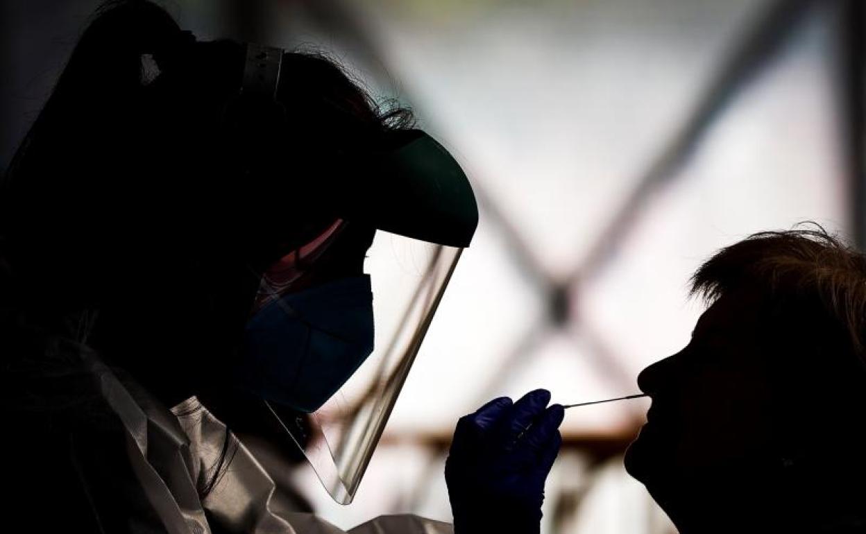 Foto de archivo de una sanitaria cogiendo muestras para una PCR. 