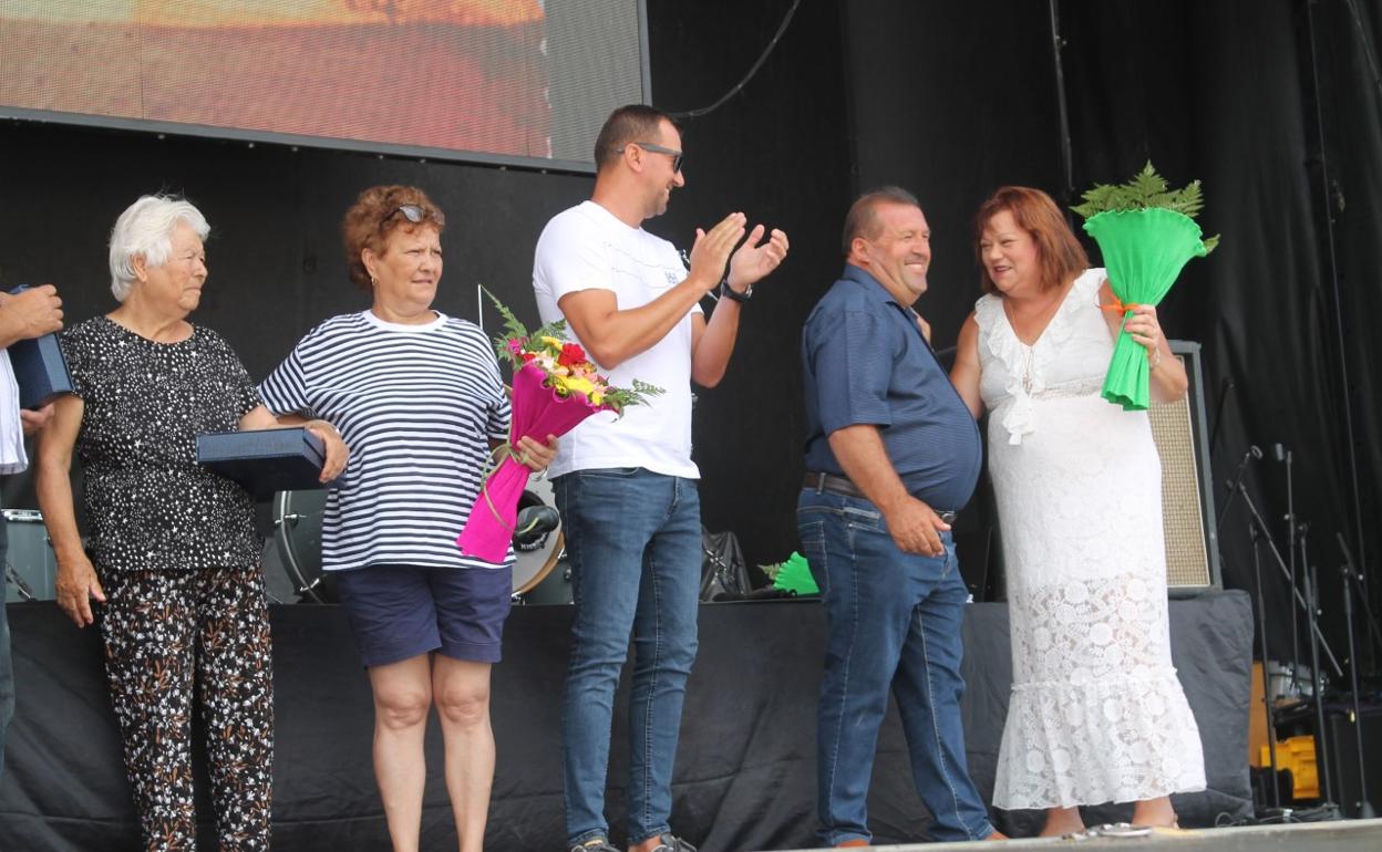 Los familiares de las pescadoras, el alcalde Matías Peña y Mela Pérez, presidenta de la comisión de fiestas. 