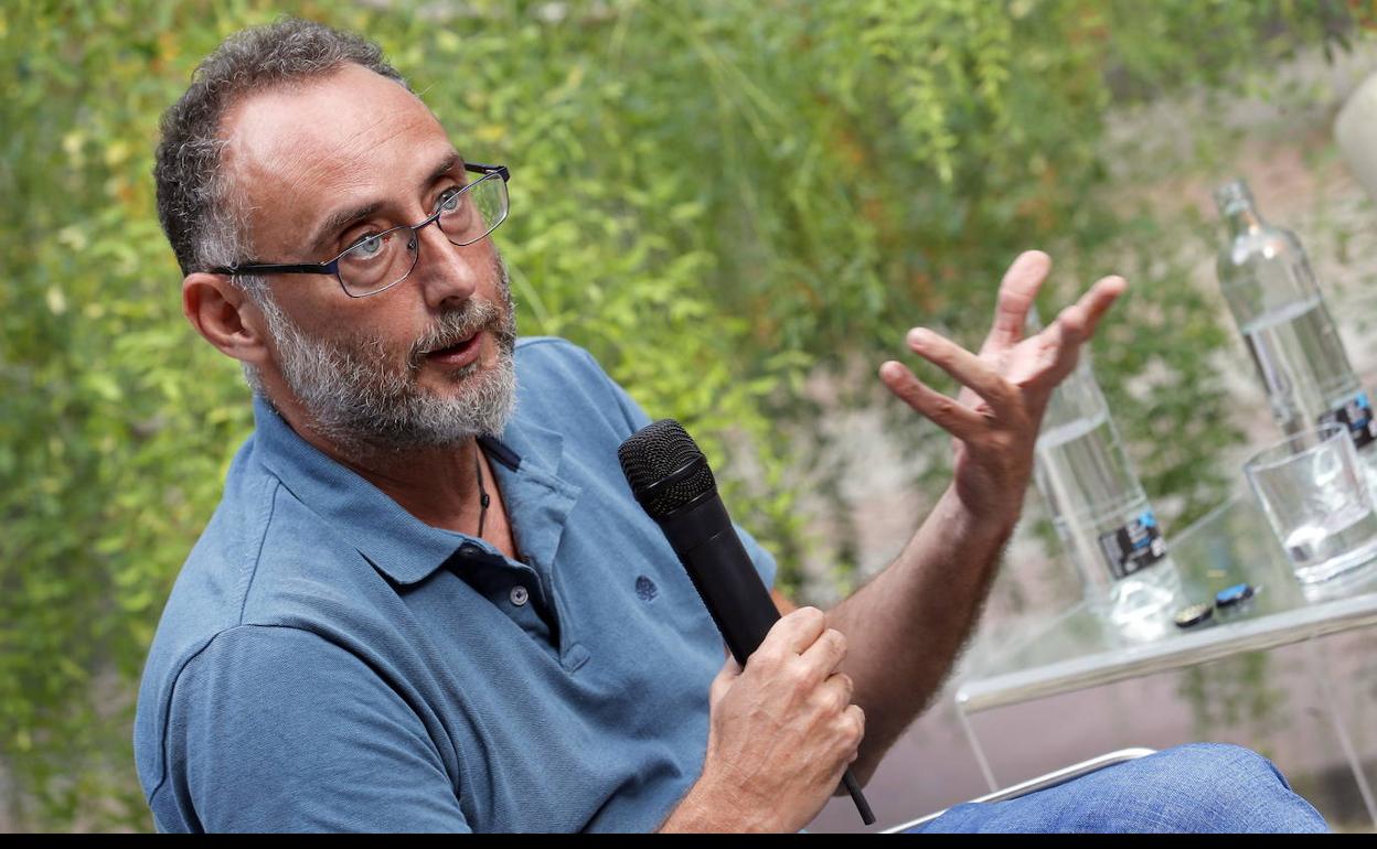 - El periodista José Naranjo durante la presentación este lunes de la publicación 'Documentos relativos a Canarias en los archivos africanos'.