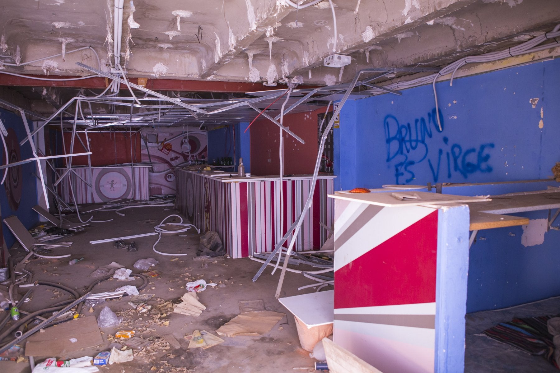 Interior abandonado del Centro Comercial Metro. 