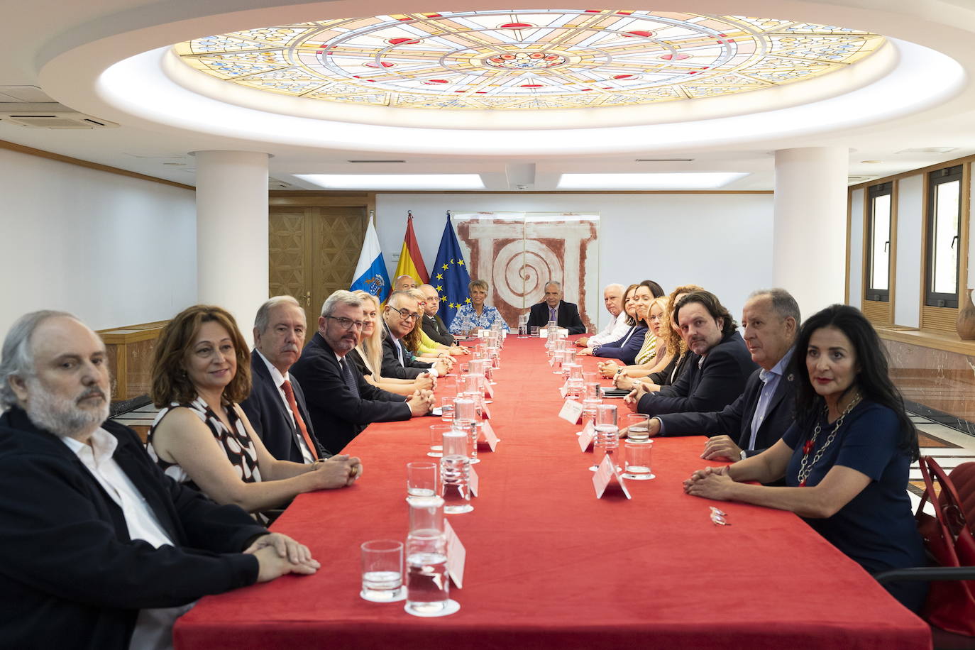 Los miembros del CES, con el presidente del Gobierno y la consejera de Empleo. 