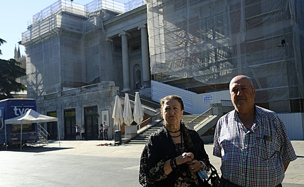 Carmen y José María, de Segovia, frente al Museo del Prado, al que no pudieron entrar.
