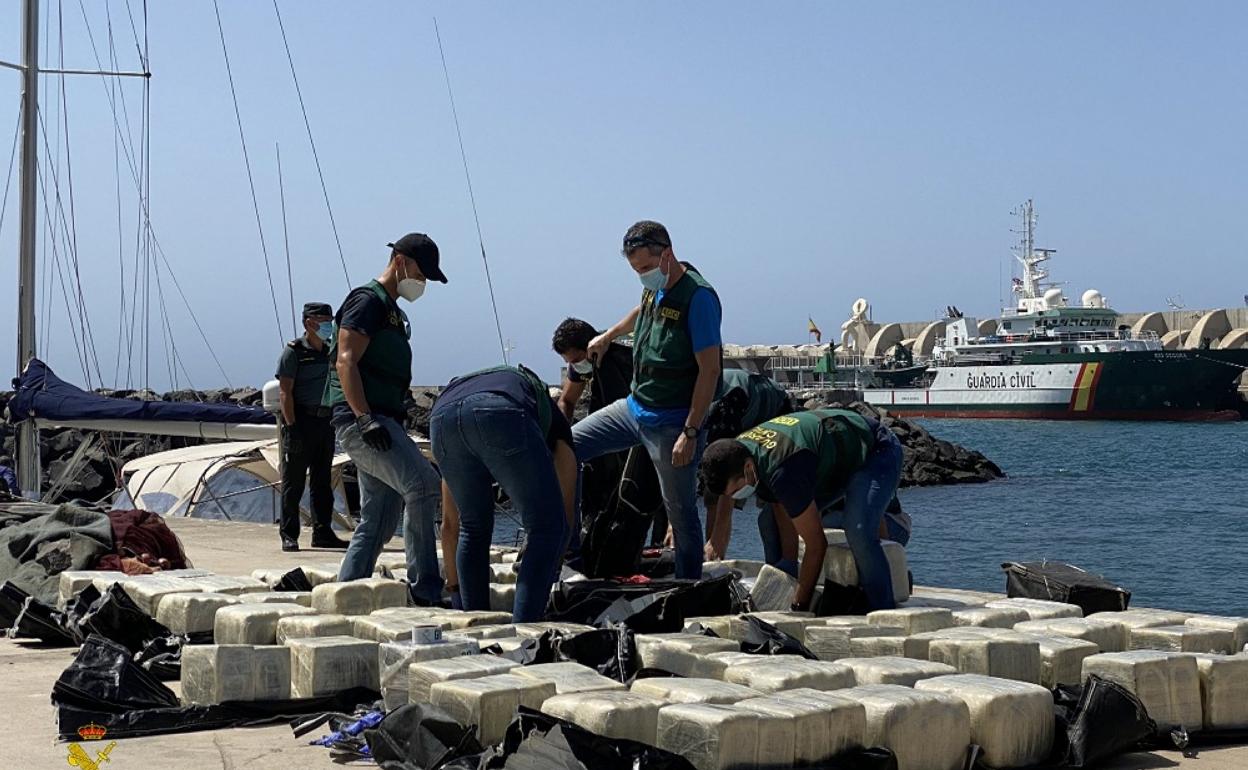 Imagen de archivo de una operación de la Guardia Civil contra el narcotráfico en alta mar. 