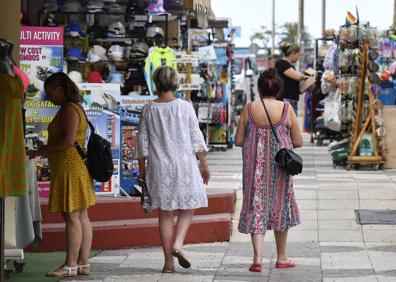 Imagen secundaria 1 - Los turistas disfrutan del buen tiempo del sur de la isla. 
