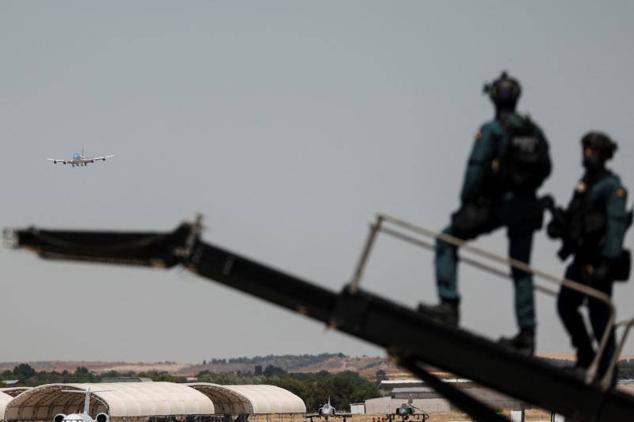 Militares de Estados Unidos vigilan el aterrizaje del Air Force One en la base aérea de Torrejón. 