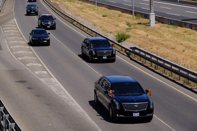 Comitiva de Joe Biden en su camino a la Moncloa. En la imagen, los dos vehículos blindados que usa el presidente, uno de ellos como señuelo ante un posible ataque. 
