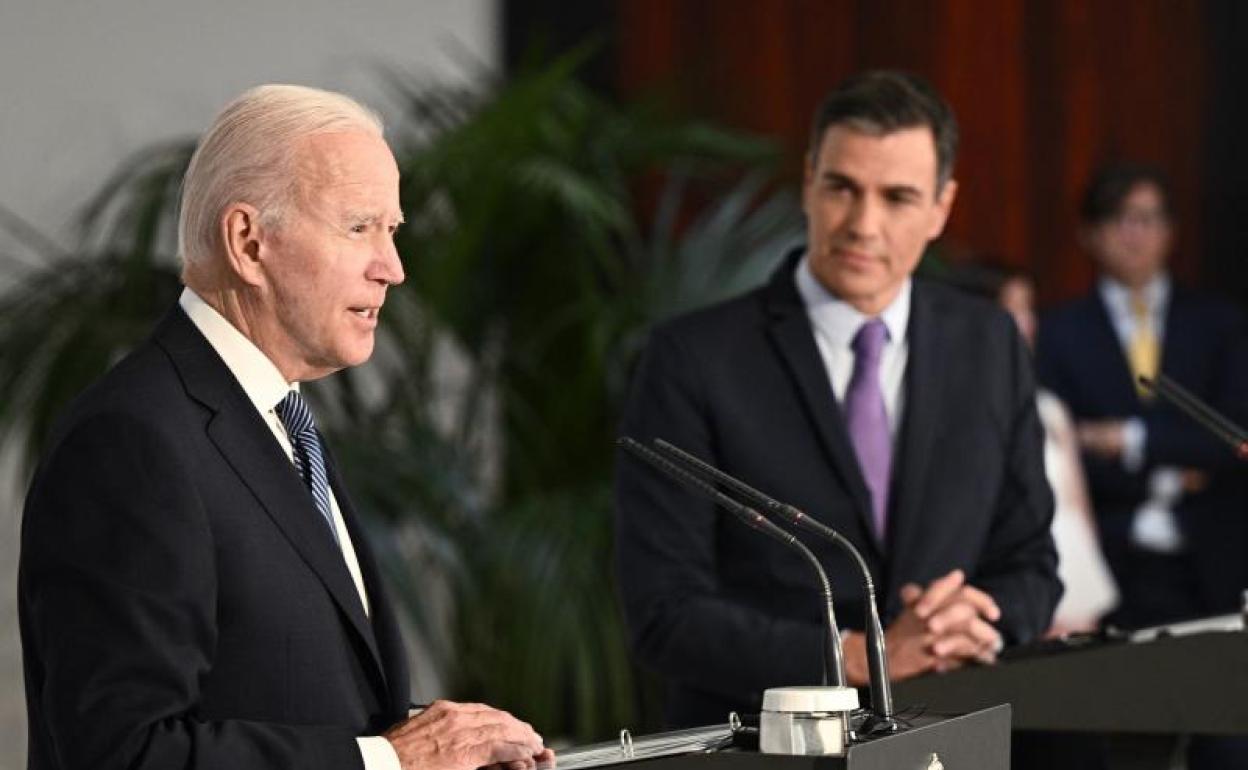 Joe Biden y Pedro Sánchez en su comparecencia.