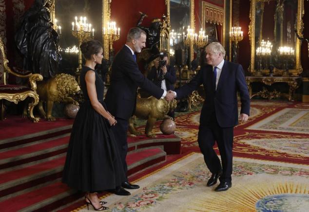 El primer ministro británico, Boris Johnson, saluda a los reyes. 