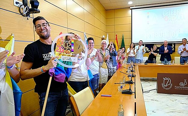 Pedro Esquivel, coordinador de Salud, recibe los aplausos de la Corporación y sus compañeros de Altihay. 
