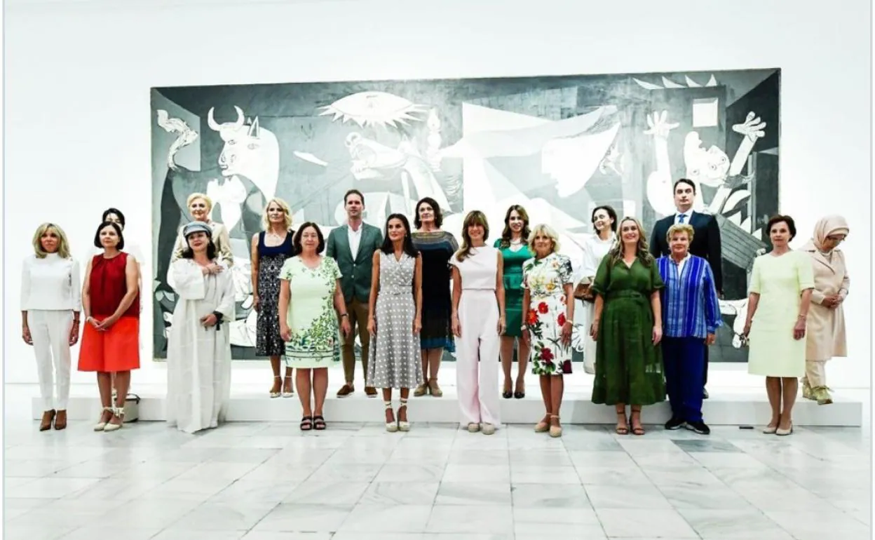 La reina Letizia junto a los acompañantes de los mandatarios que asisten a la cumbre de la OTAN, incluida Begoña Gómez, con el Guernica de fondo, esta tarde.