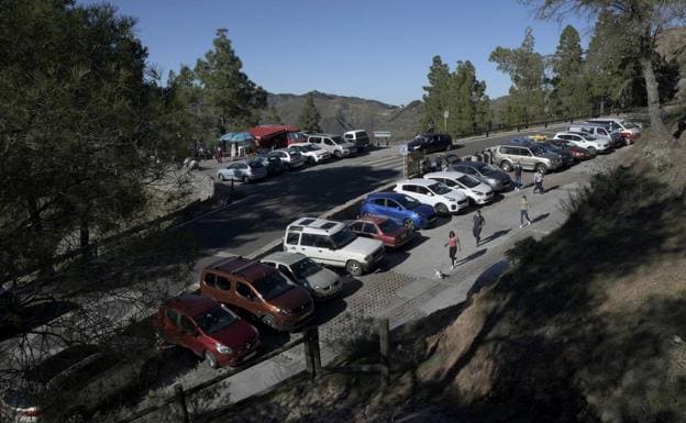 El aparcamiento habilitado en los aledaños del Roque Nublo no da abasto para su demanda. 