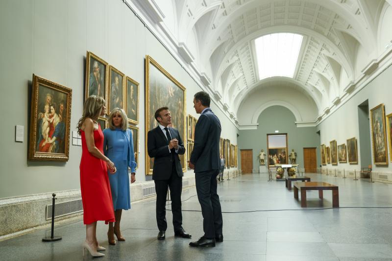 Sánchez charla con el presidente francés, Emmanuel Macron; junto a Begoña Gómez y Brigitte Macron.
