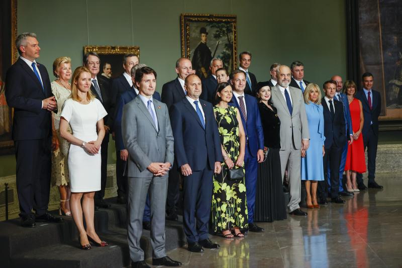 Los jefes de Estado y de Gobierno de los países miembros de la OTAN posan a su llegada al Museo del Prado.