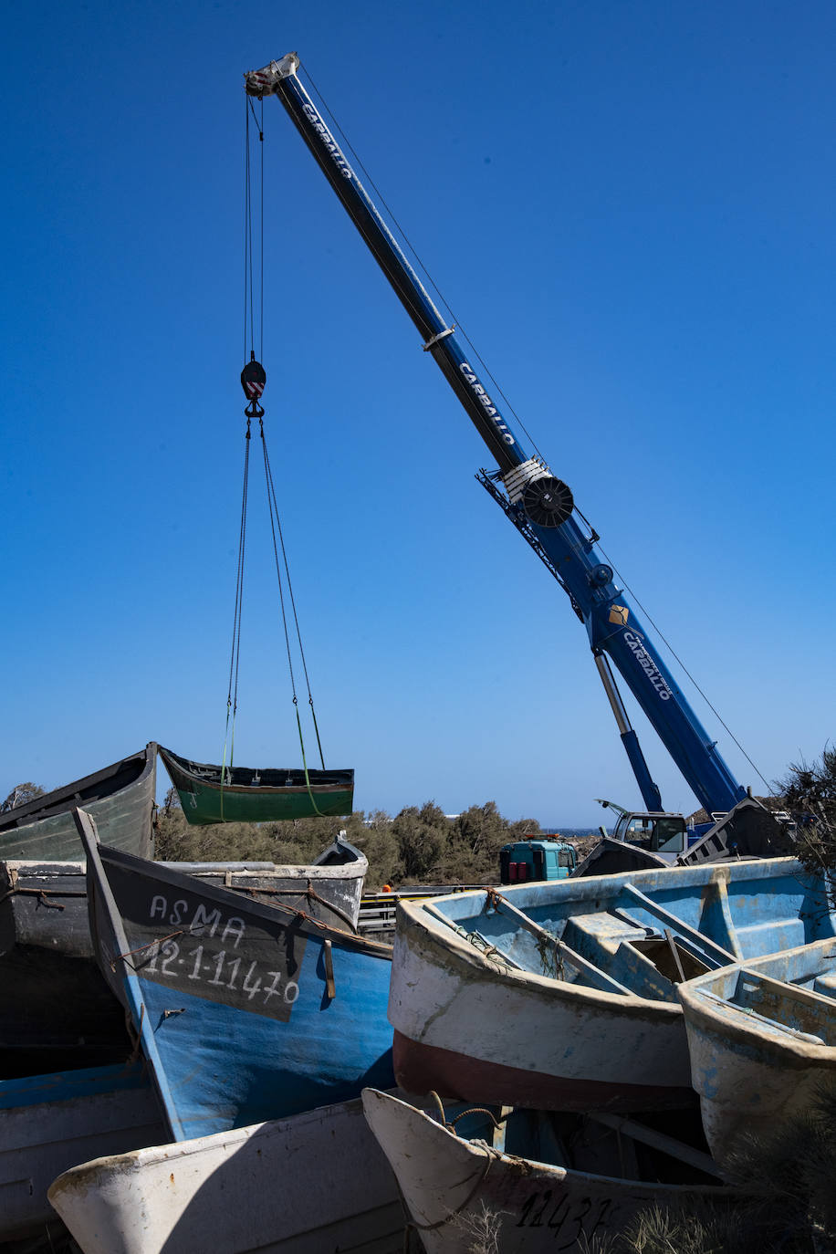 Fotos: Decenas de pateras y cayucos amontonados en Arinaga
