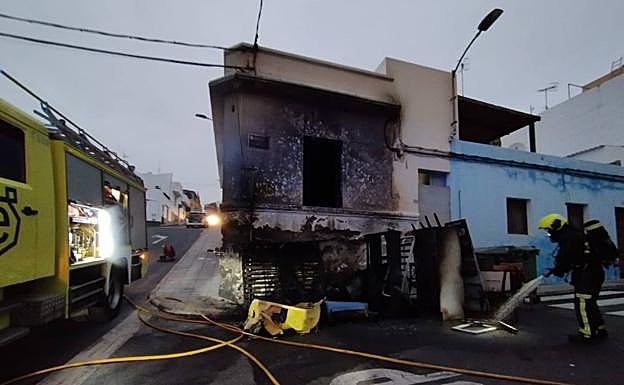 Efectivos del Parque de Bomberos de Gáldar, de la Policía Nacional, y de la Guardia Civil se desplazaron al lugar. 