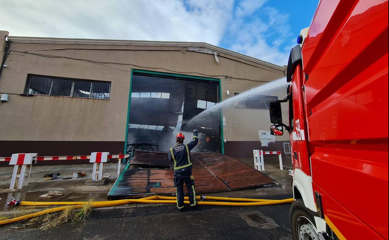 Tras muchas horas de trabajo, los bomberos controlaron el fuego. 