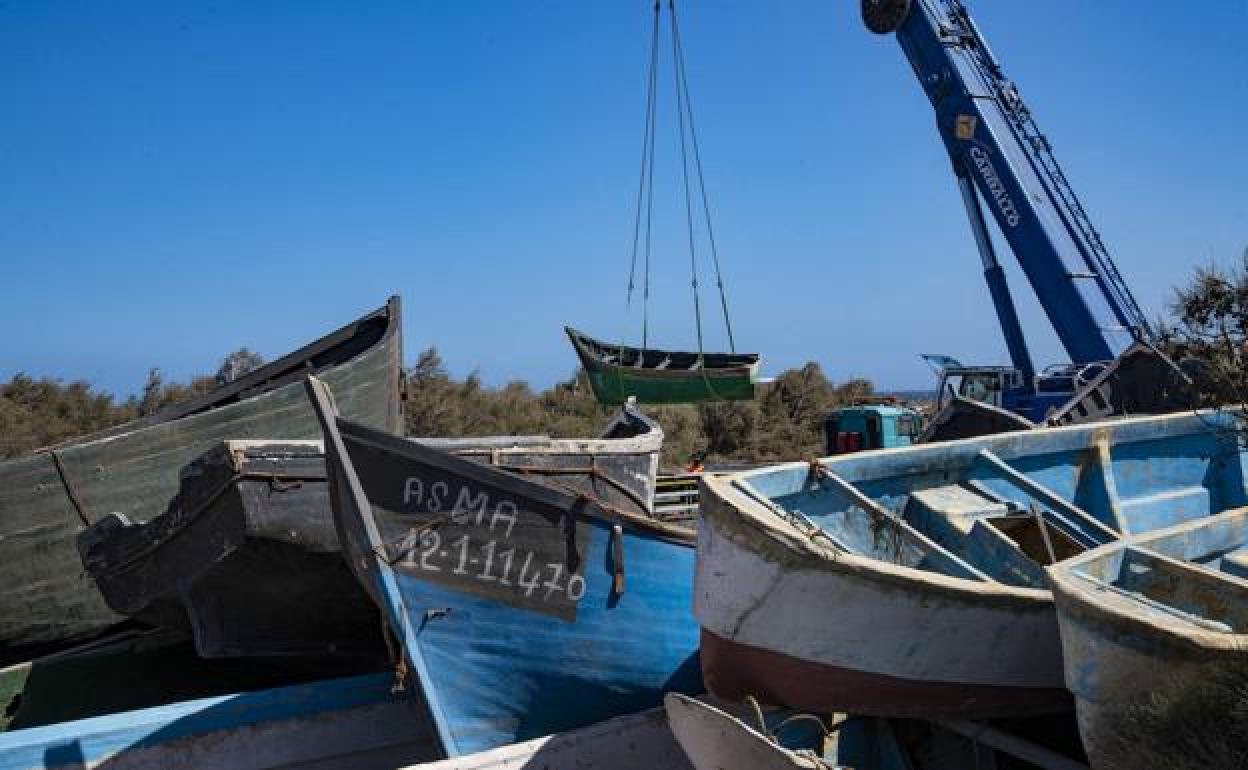Pateras y cayucos amontonados en un solar del polígono industrial de Arinaga. 