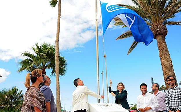 Izado de la bandera. 