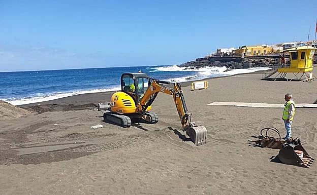 Los análisis aún indican contaminación y obligan a cerrar la playa de La Garita el fin de semana