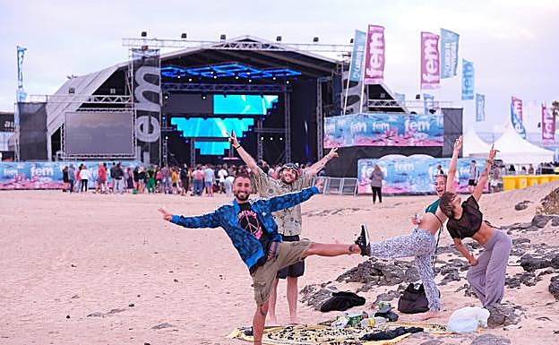 Un grupo de jóvenes, antes del inicio de las actuaciones del viernes. 