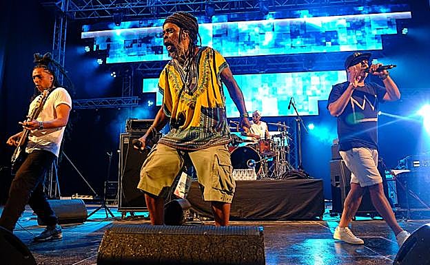 El plato fuerte del viernes fue el grupo Asian Dub Foundation. 