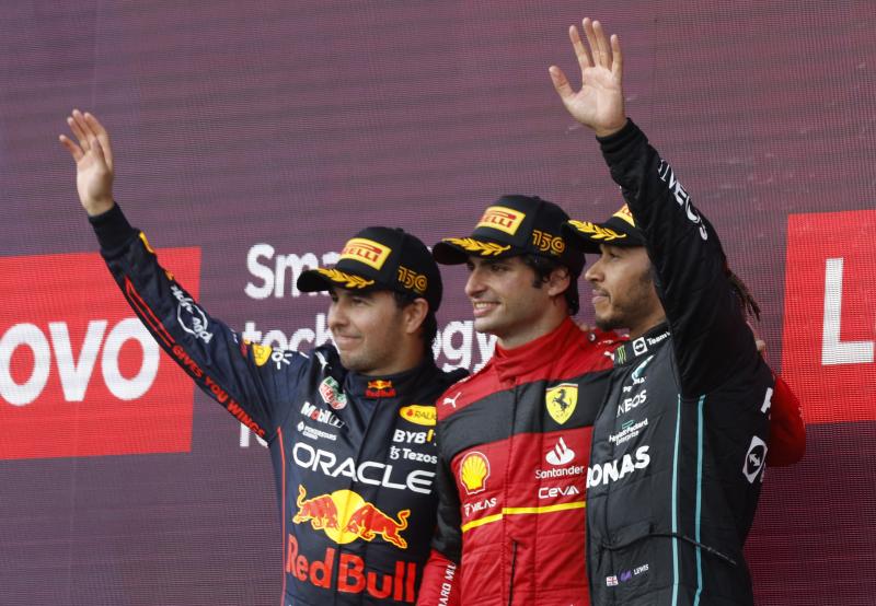 Carlos Sainz junto a Sergio Pérez y Lewis Hamilton posan en el podio del Circuito de Silverstone.