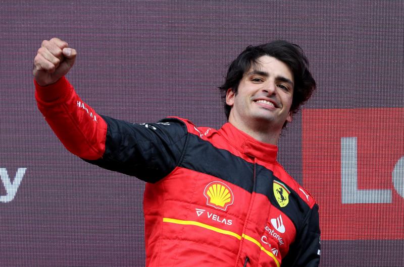 Carlos Sainz alza el puño en señal de celebración por su primera victoria en la Fórmula 1.