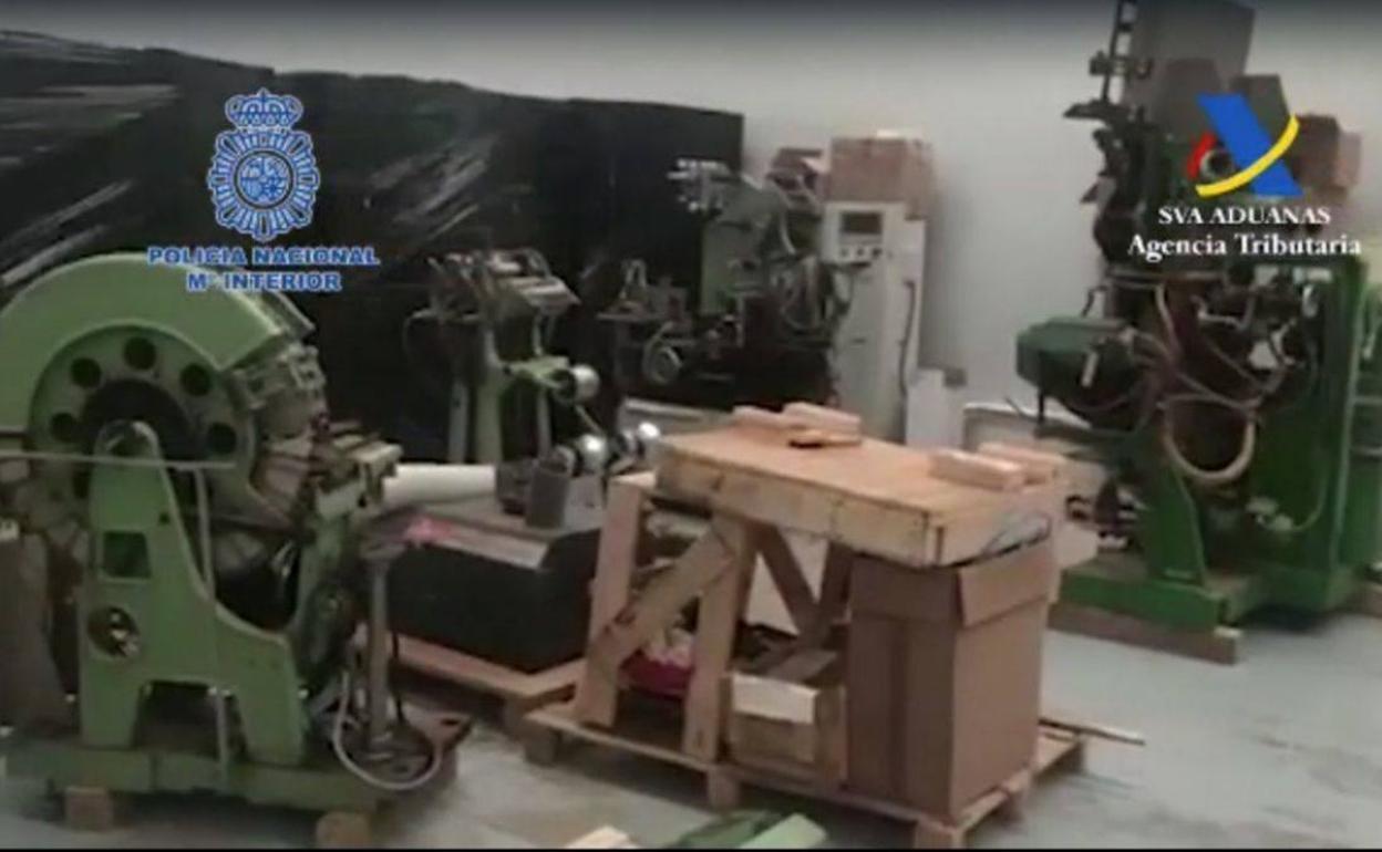 Maquinaria utilizada para la fabricación clandestina de tabaco en Madrid
