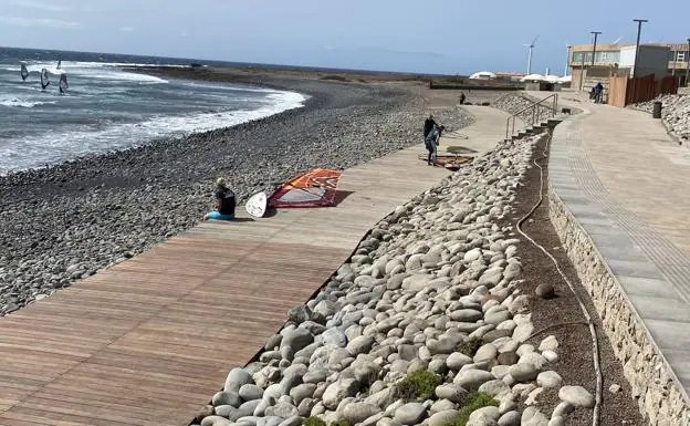 Plataforma de madera habilitada al pie de la orilla para que los deportistas depositen el material. 