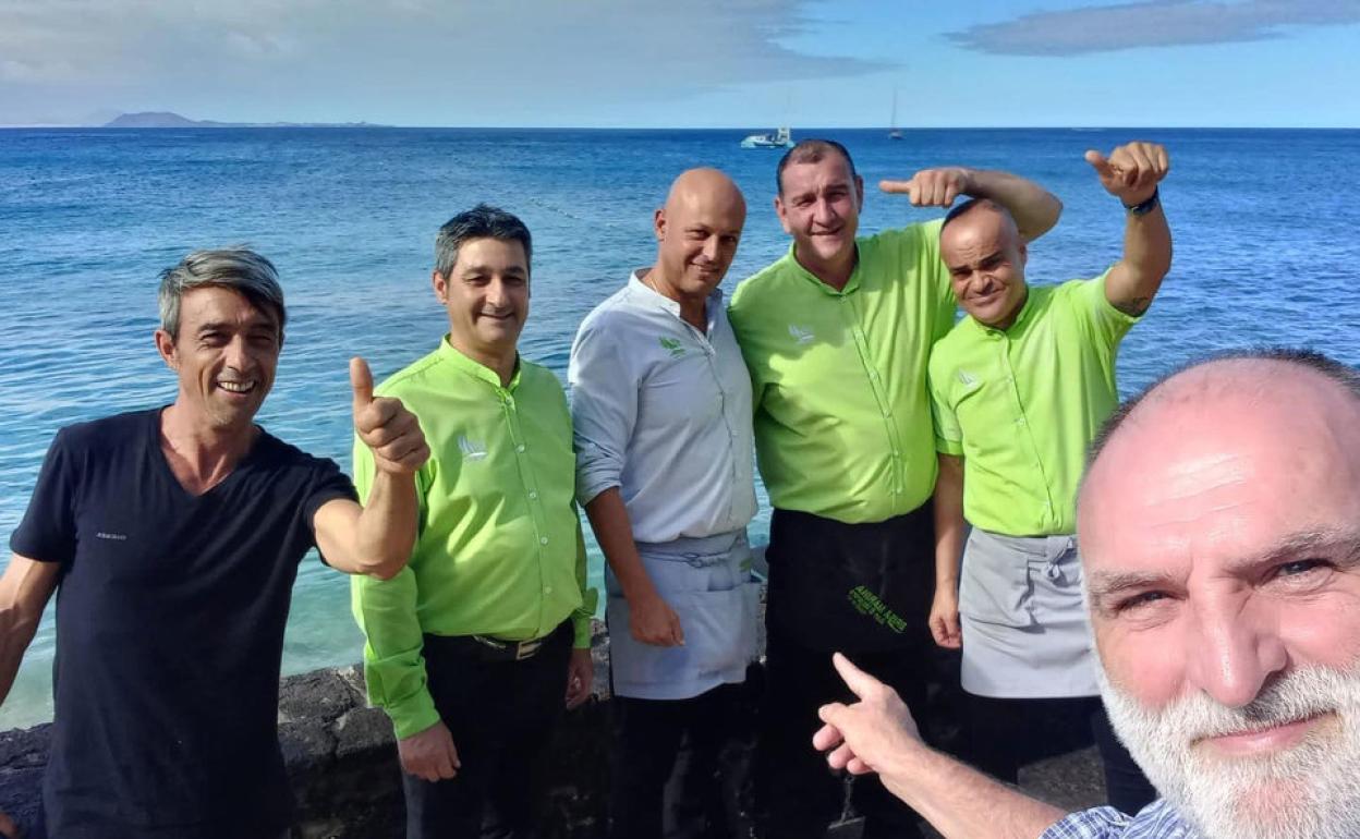 José Andrés en Playa Blanca, con personal del restaurante Brisa Marina. 