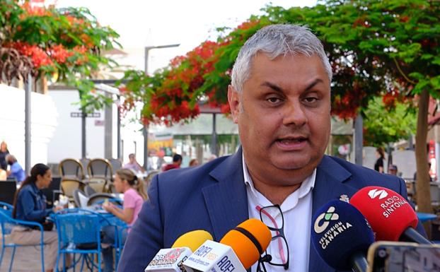 El alcalde capitalino Juan Jiménez, cuando confirmó el cese del concejal condenado, que sí mantiene su acta. 