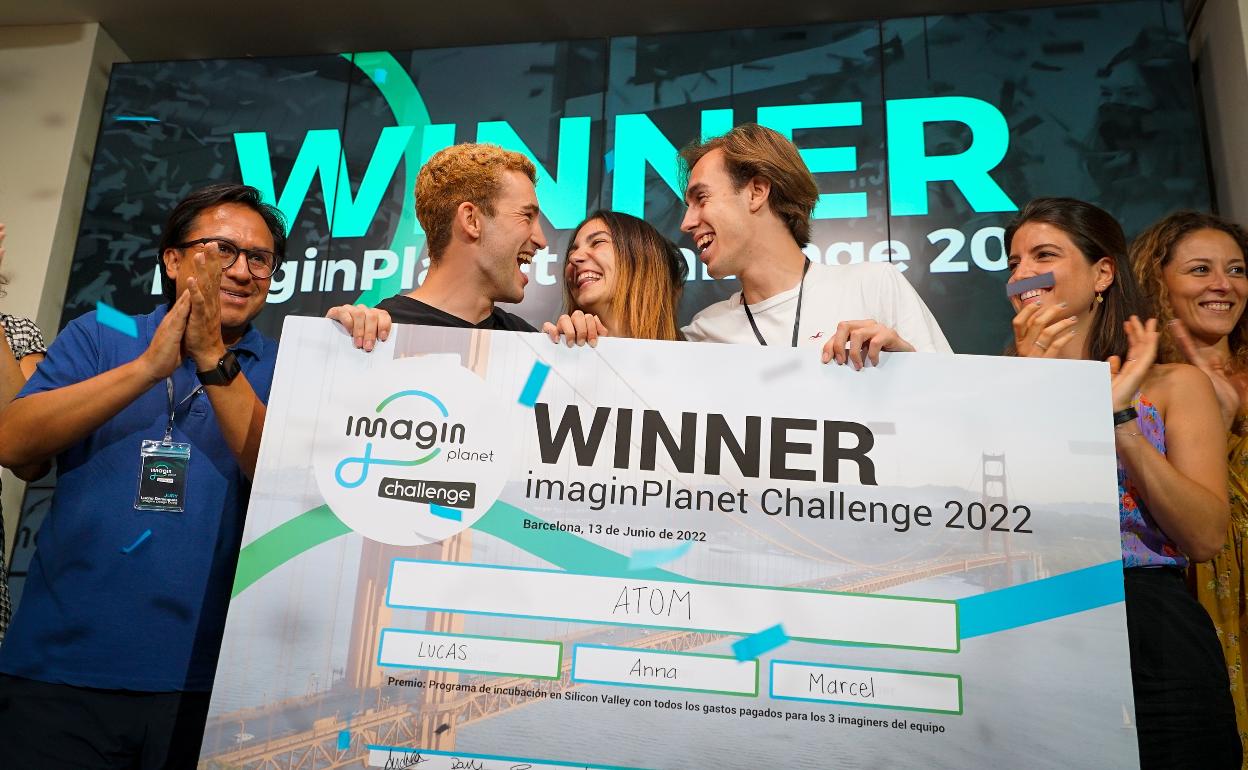 El equipo de Atom tras ganar la competición ImaginPlanet de Caixabank.