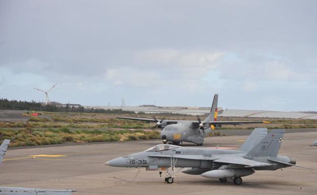 Imagen principal - Aviones de combate entrenan en el cielo de Gando