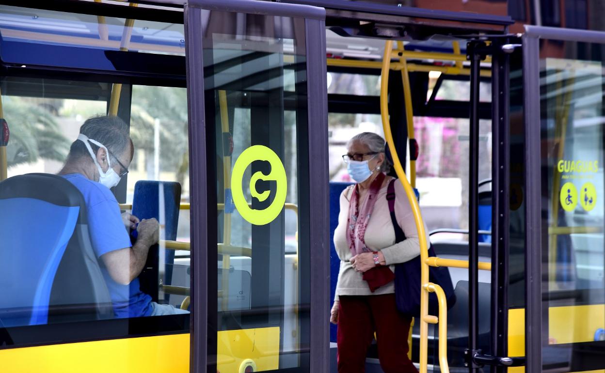El trasnporte público y los centros sanitarios son los lugares es los que sigue siendo obligatorio usar la mascarilla. 