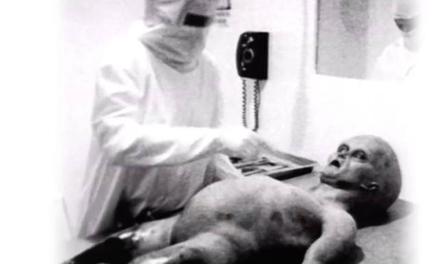 Fotograma de la autopsia del alienígena de Roswell, película fraudulenta considerada auténtica por algunos destacados ufólogos. 