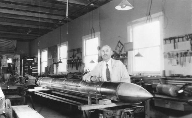 Robert Goddard, con un cohete en su taller de trabajo de Roswell en octubre de 1935. 