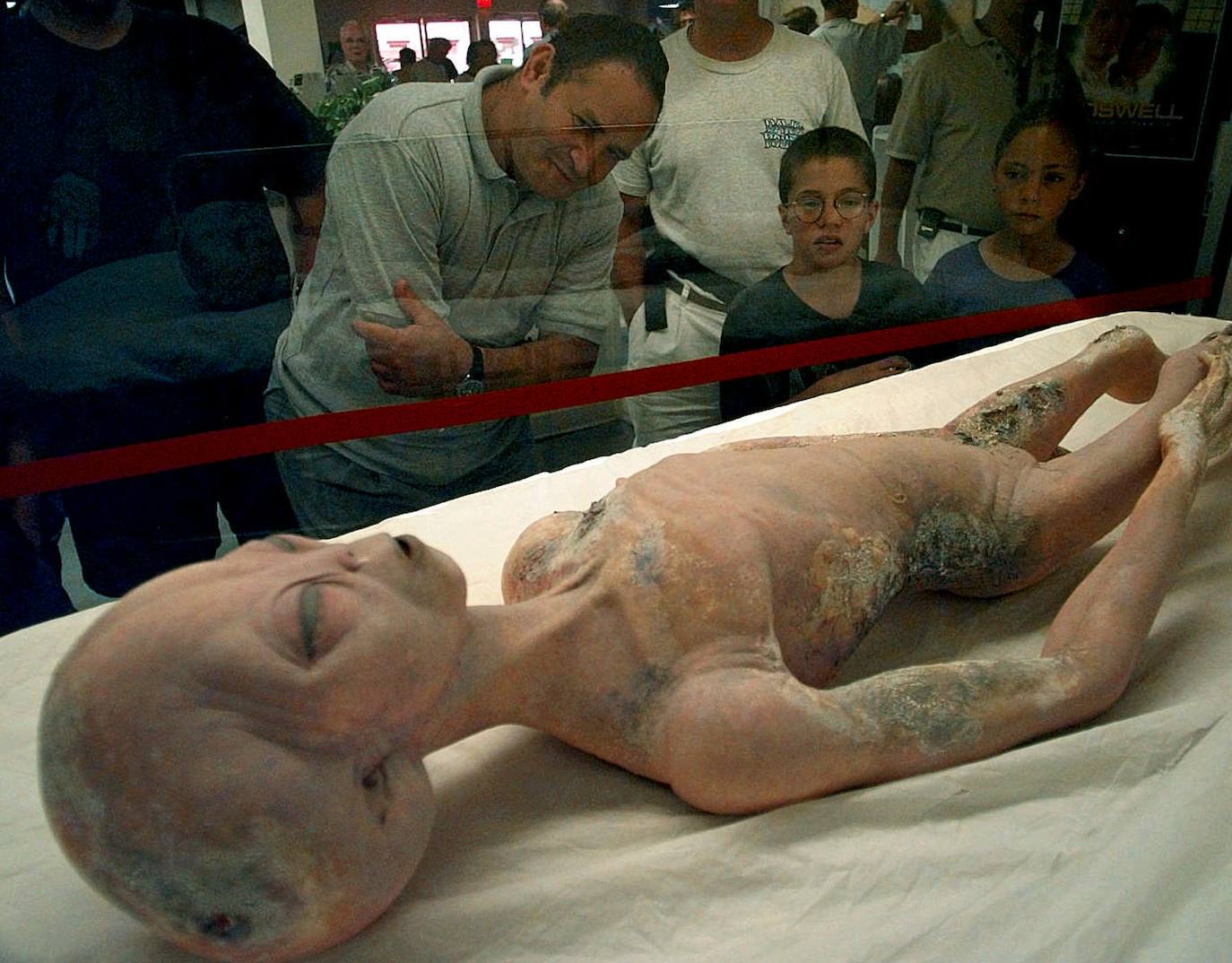 Visitantes contemplan una recreación de un alienígena en el Museo Ovni de Roswell. 