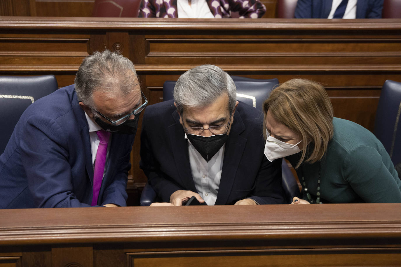 Ángel Víctor Torres, Román Rodríguez y Noemí Santana en un pleno del Parlamento.