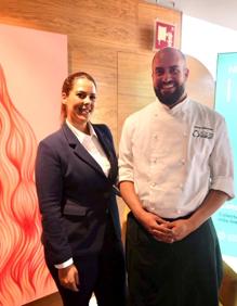 Imagen secundaria 2 - Foto superior, una vista general del acto. Abajo, Pepe Segura, responsable de Asuntos Externos y Comunicación de Philip Morris en Canarias y Alba Bernal y Drazen Alkzandar, maitre-sumiller y chef del Umiaya. 