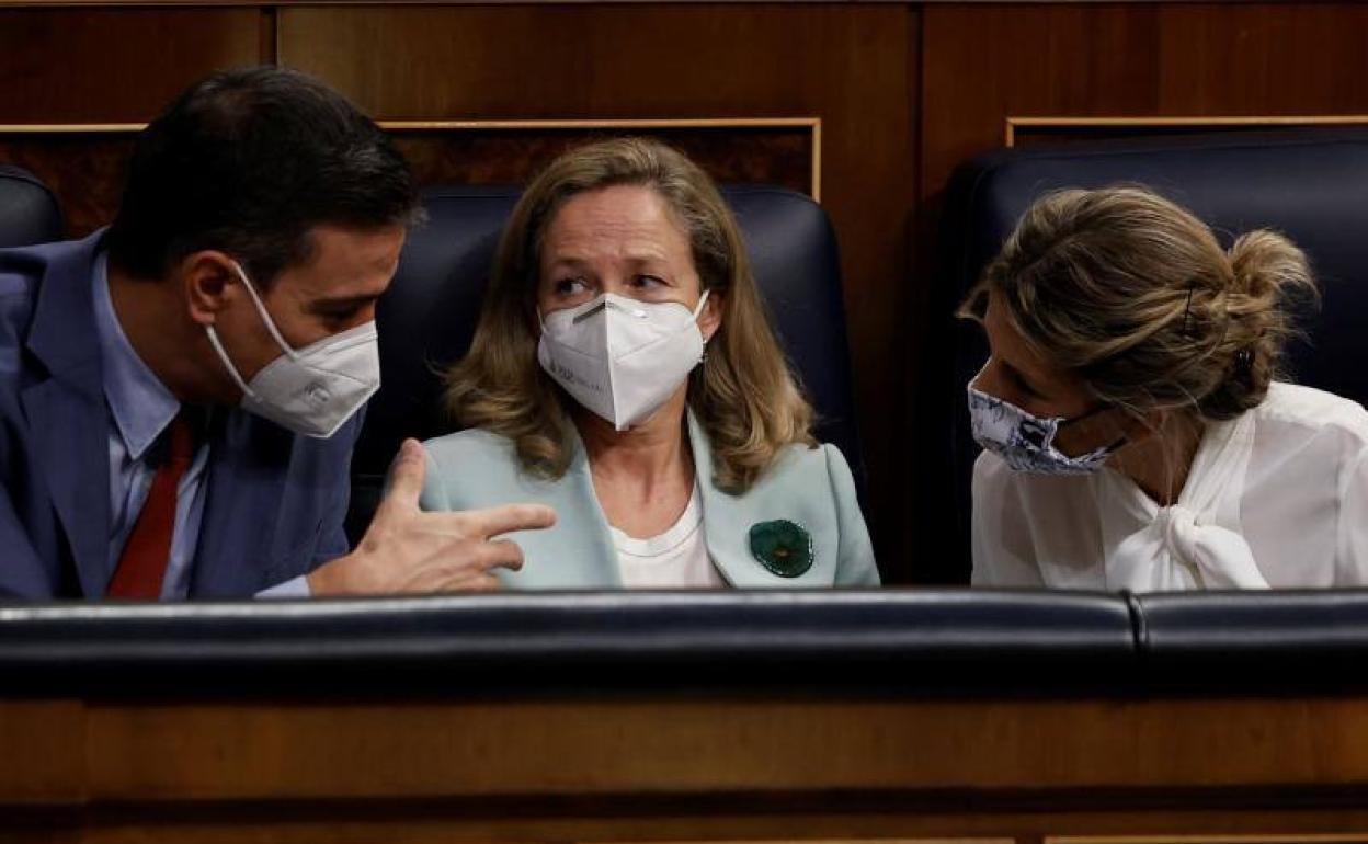 Foto de archivo de Pedro Sánchez junto a la vicepresidenta primera, Nadia Calviño y la vicepresidenta segunda, Yolanda Díaz.