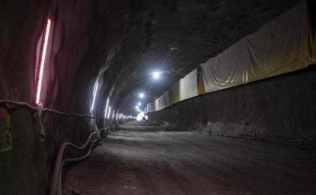 Interior de uno de los dos tubos del túnel de Faneque, único doble de los ocho del tramo. 