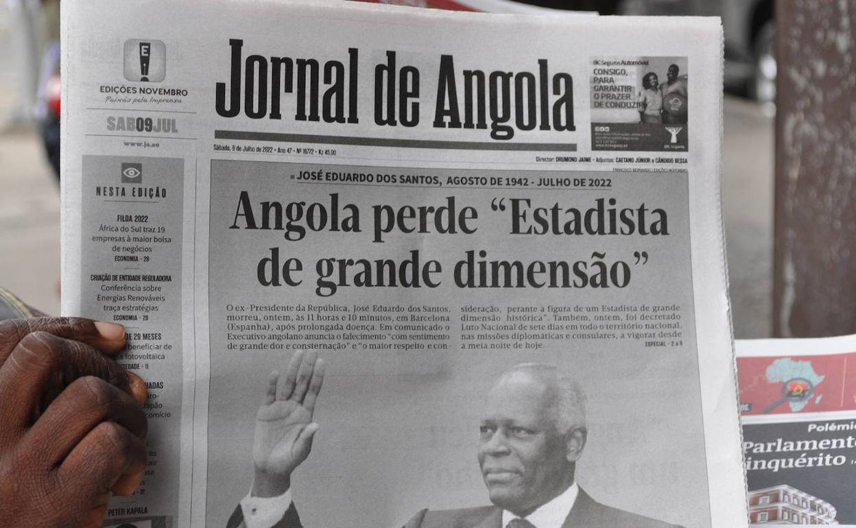 La muerte de Eduardo dos Santos ha conmocionado Angola y es portada de la prensa local.