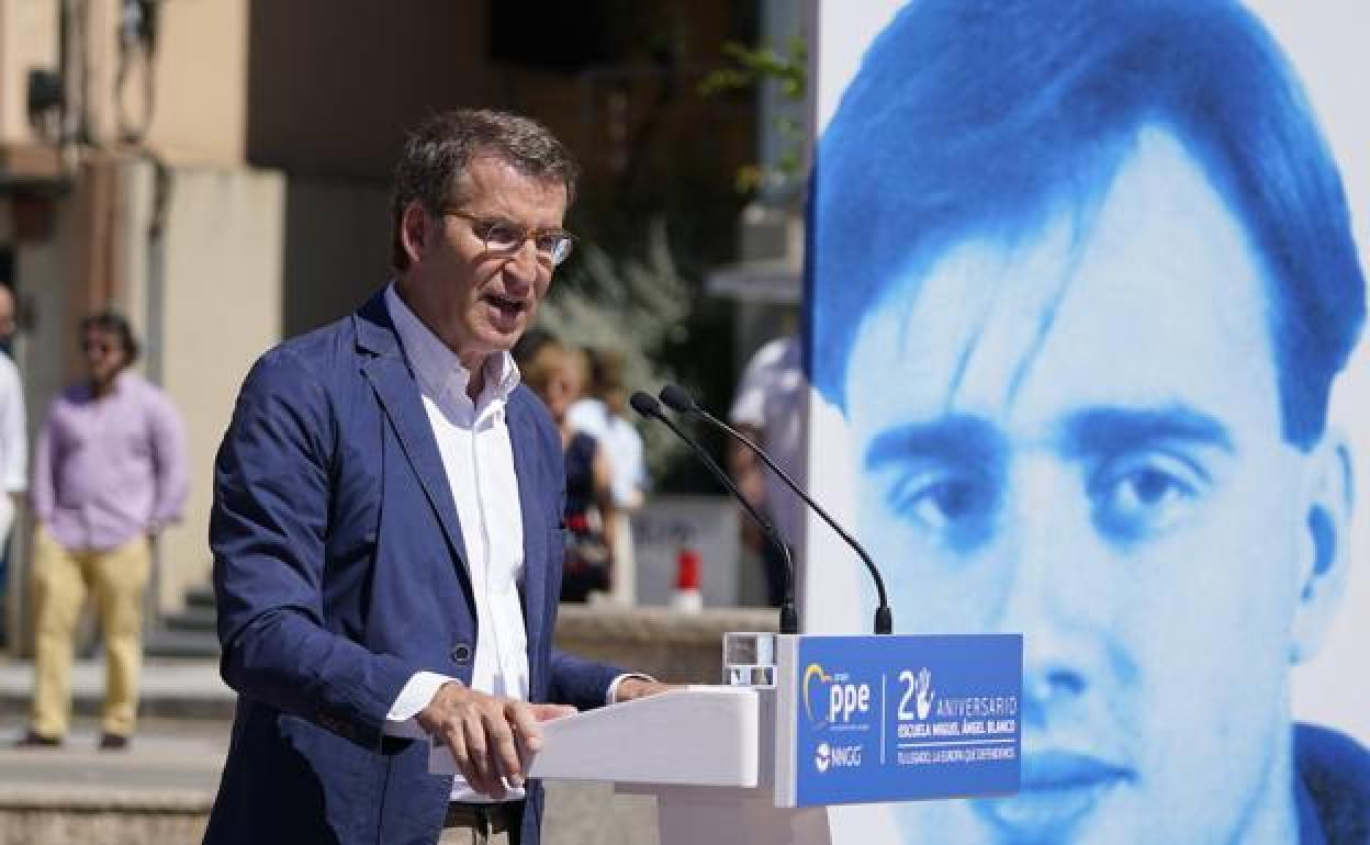 El líder del PP, Alberto Núñez Feijóo, durante el homenaje a Miguel Ángel Blanco en Ermua. 