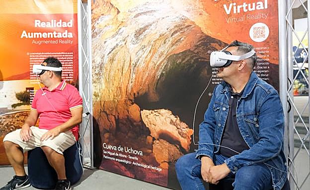 Dos visitantes entran en la cueva de Uchova mediante realidad virtual. 