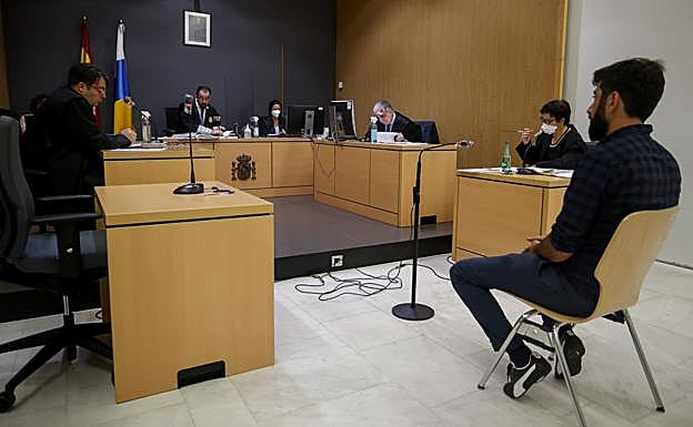 El acusado Adrián L.T. durante el juicio celebrado este lunes en el Juzgado de lo Penal número 2 de la capital. 