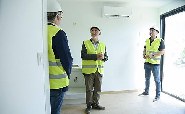 Torres, en el centro, durante su visita a las obras de las viviendas modularse en La Palma. 