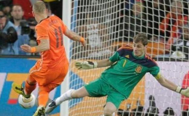 Iker Casillas desvía con su pie el tiro de Arjen Robben que pudo cambiar el destino de la final.