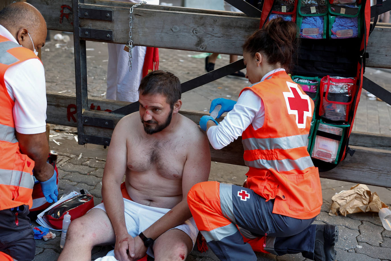 Servicios de emergencia atienden a un mozo herido en San Fermín.