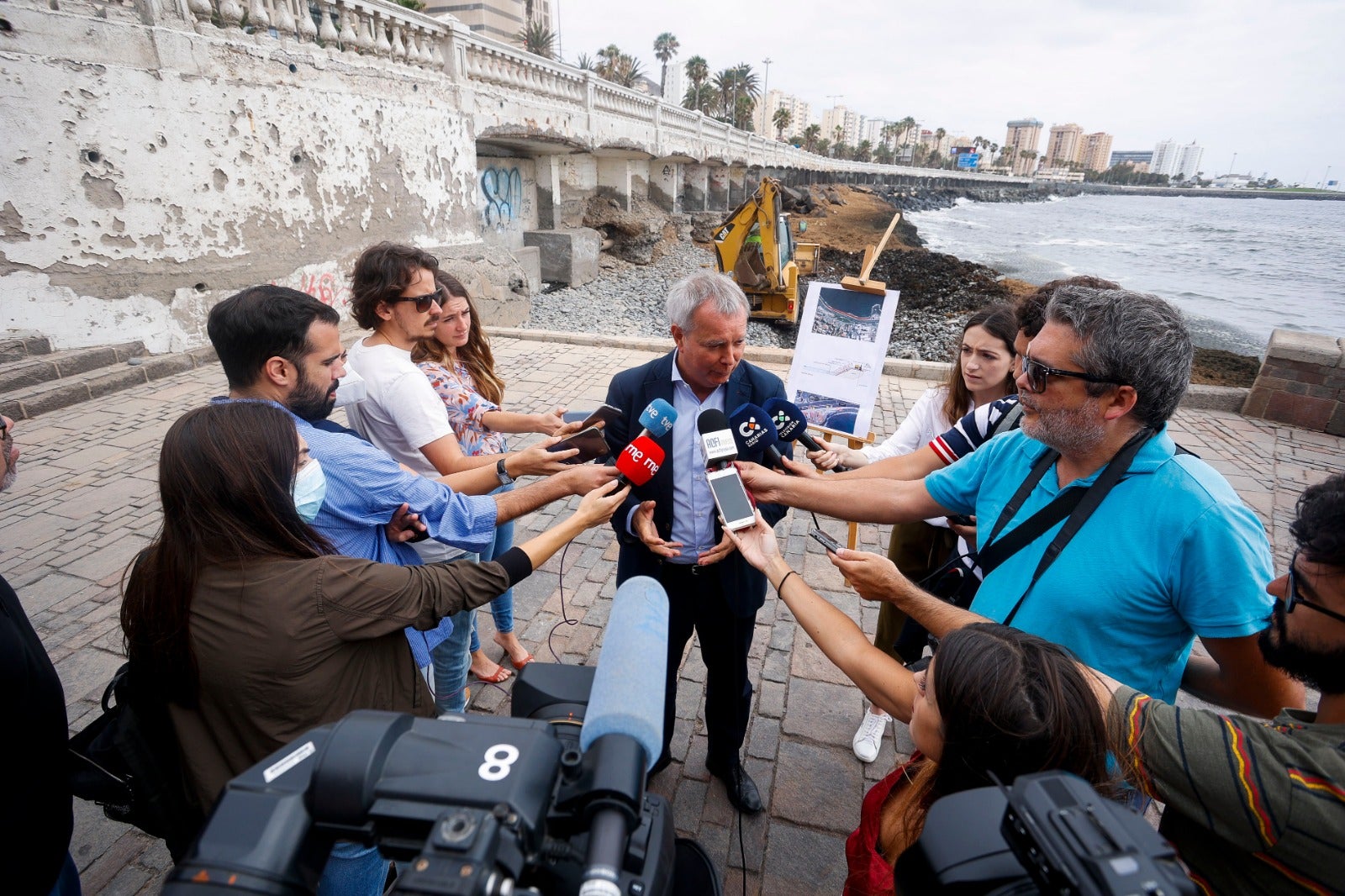 Fotos: Trabajos de la obra que va a restituir la escollera de la Avenida Marítima