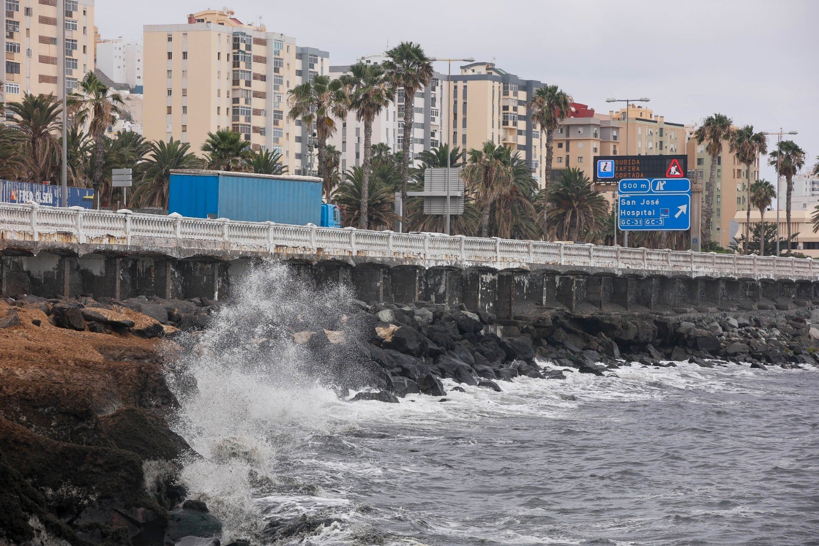 Fotos: Trabajos de la obra que va a restituir la escollera de la Avenida Marítima